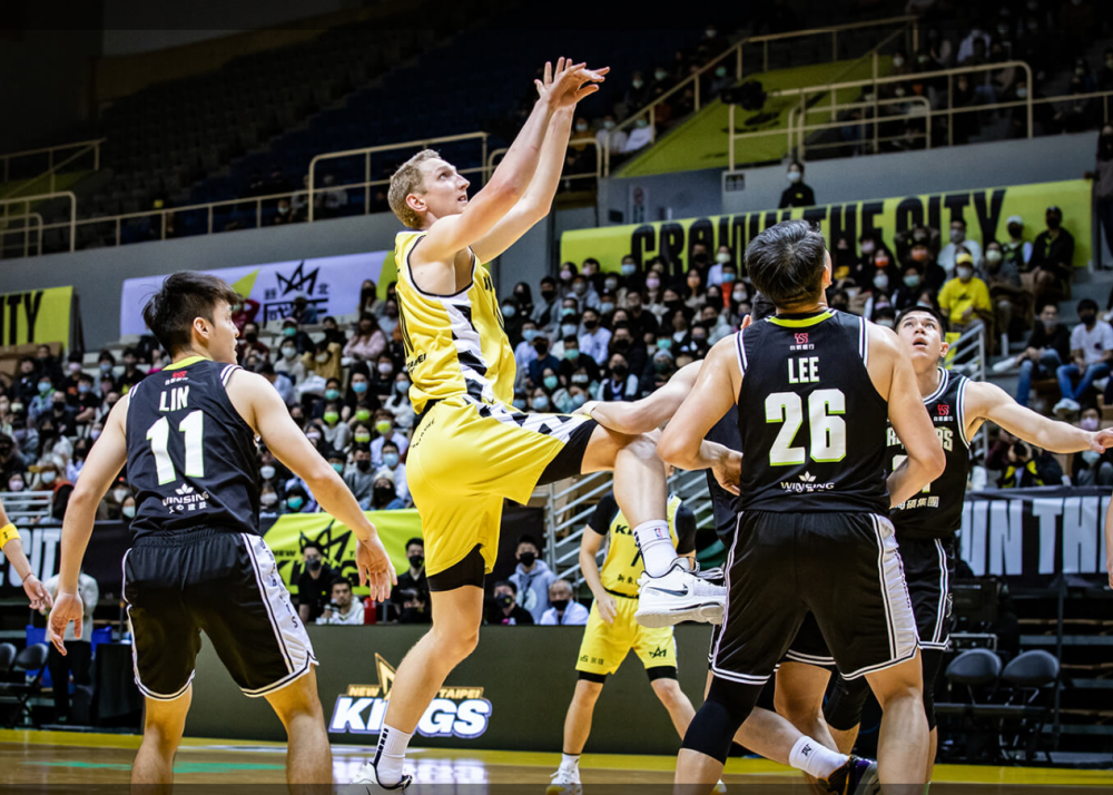 开云真人 -包含辽东黑豹队对阵中原鲸鲨队,篮球公开赛失利,内线统治篮板——豪门底蕴再次显现的词条