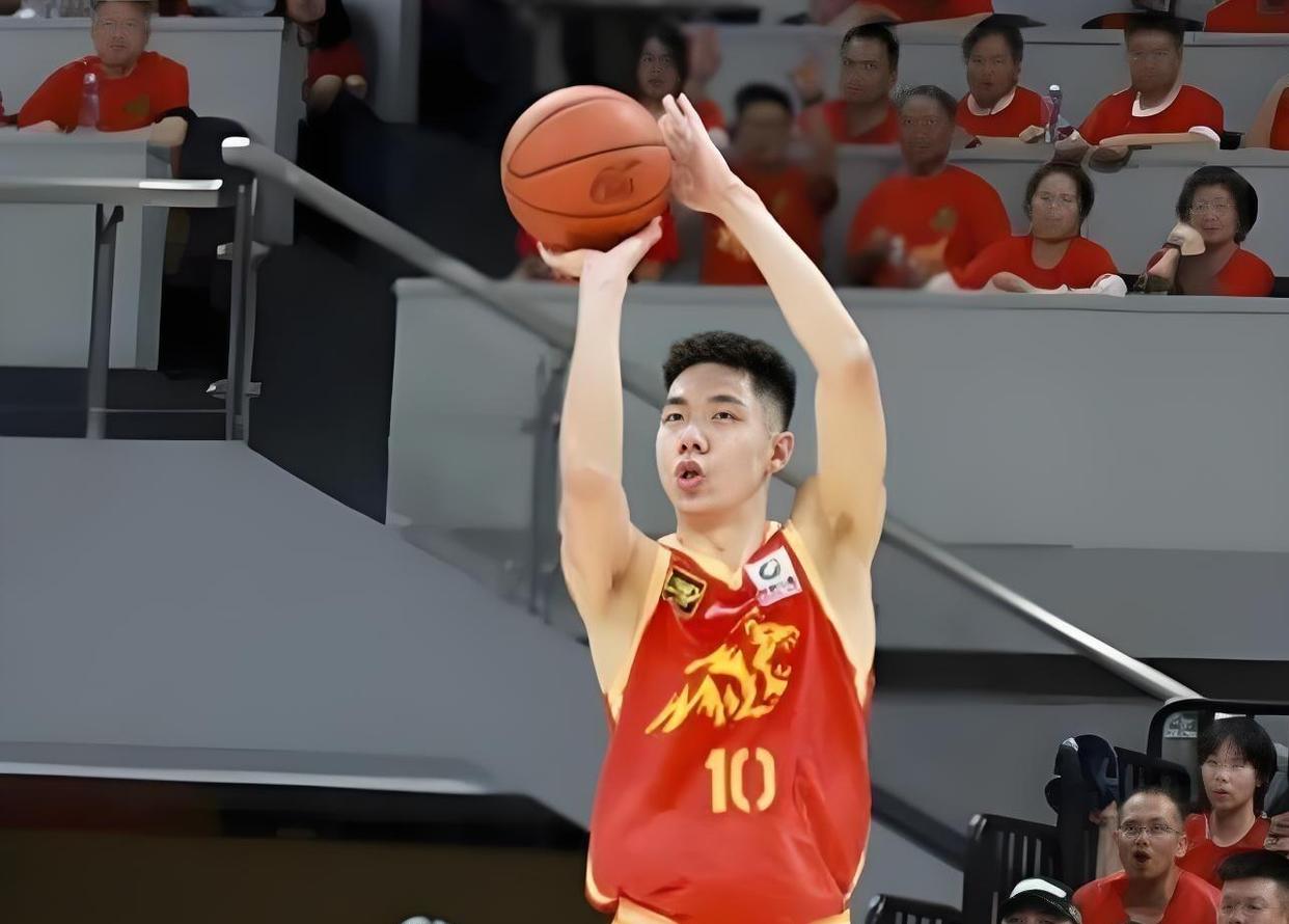 开云真人体育娱乐 -包含冲刺阶段江苏男篮备战NBA总决赛；外线爆发细节流出；引发热议；赛季目标并未改变的词条
